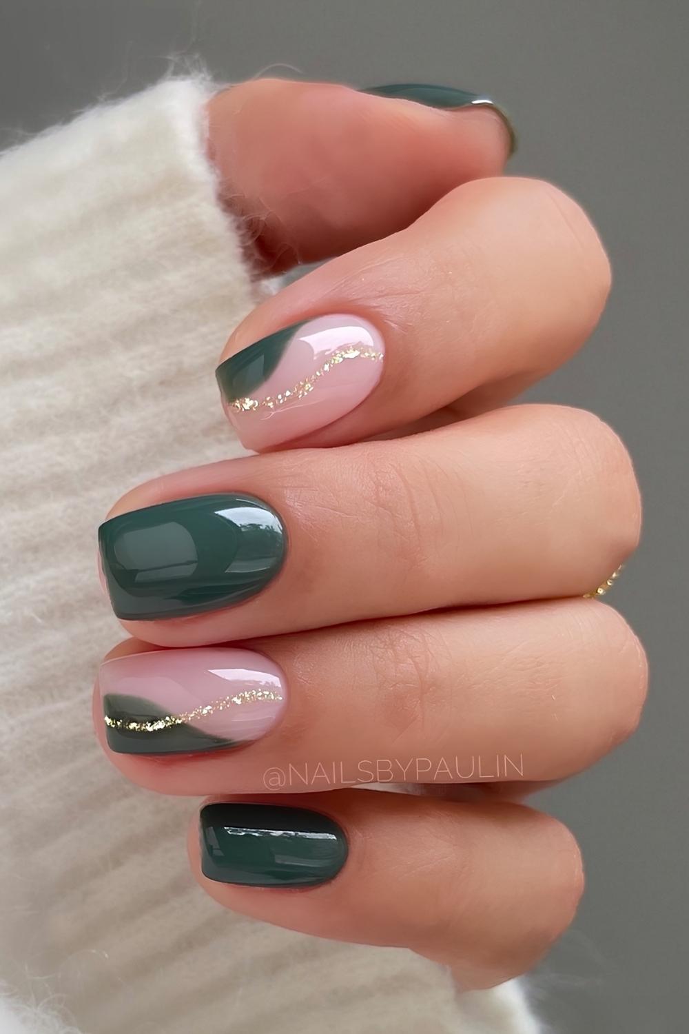 Dunkelgruene Manikuere mit Glitzer Swirls