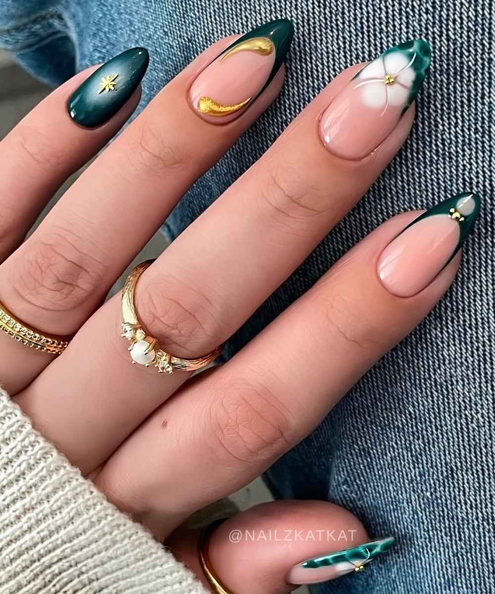 Dunkelgruene Mix and Match Naegel mit Blumen und Gold
