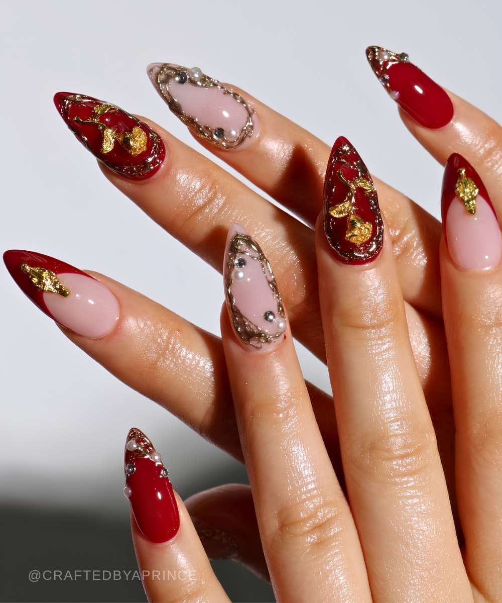 Dunkelrote Naegel mit vergoldeten Vintage Blumen
