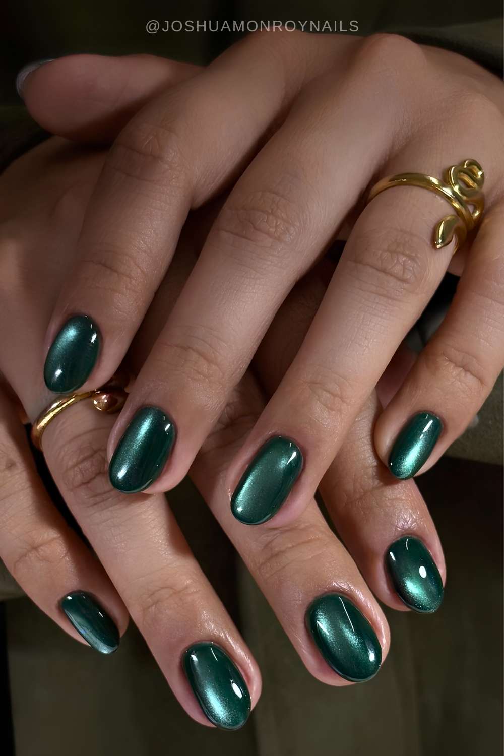 Dunkle smaragdgruene Cat Eye Naegel