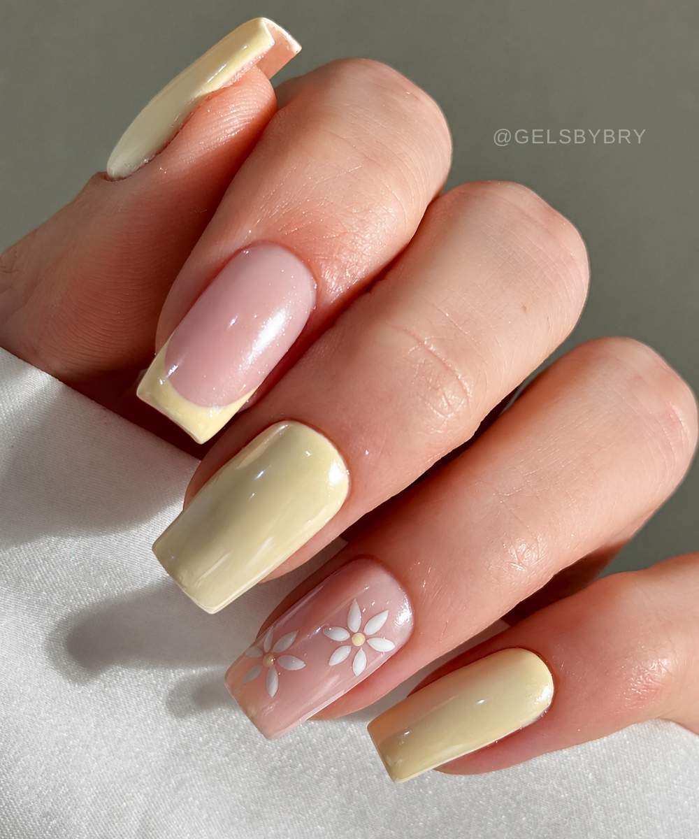 Eckige gelbe Chrome Manikuere mit Gansebluemchen