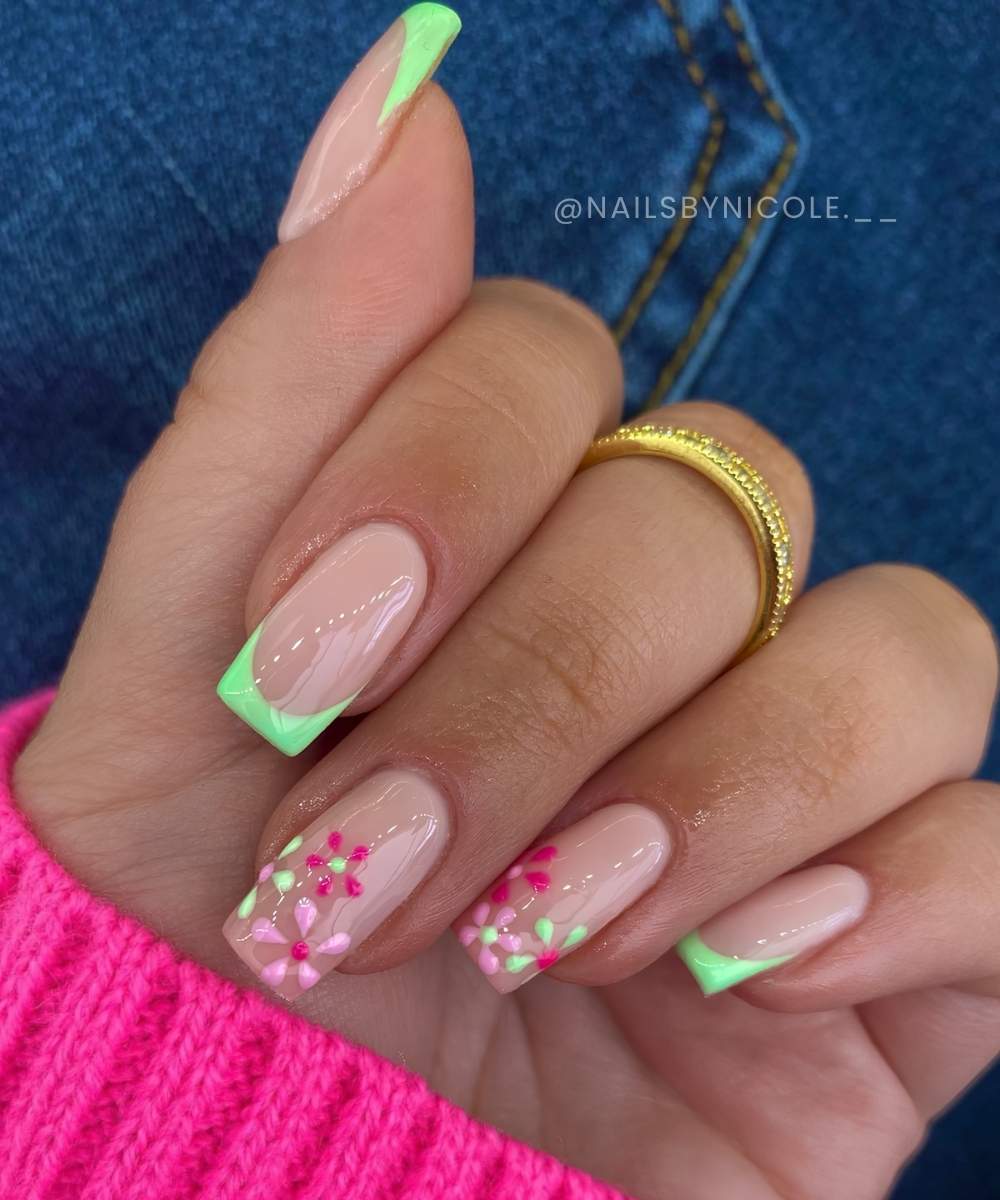 Eckige gruene French Naegel mit pinken Blumen