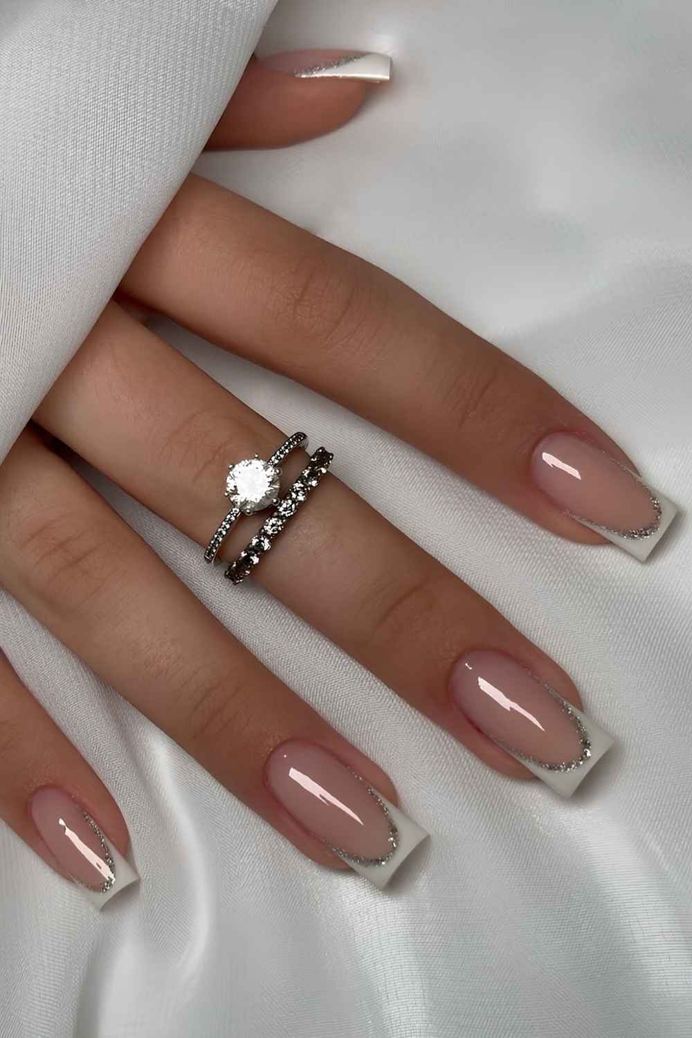 Eckige weisse French Nails mit Glitzerkontur