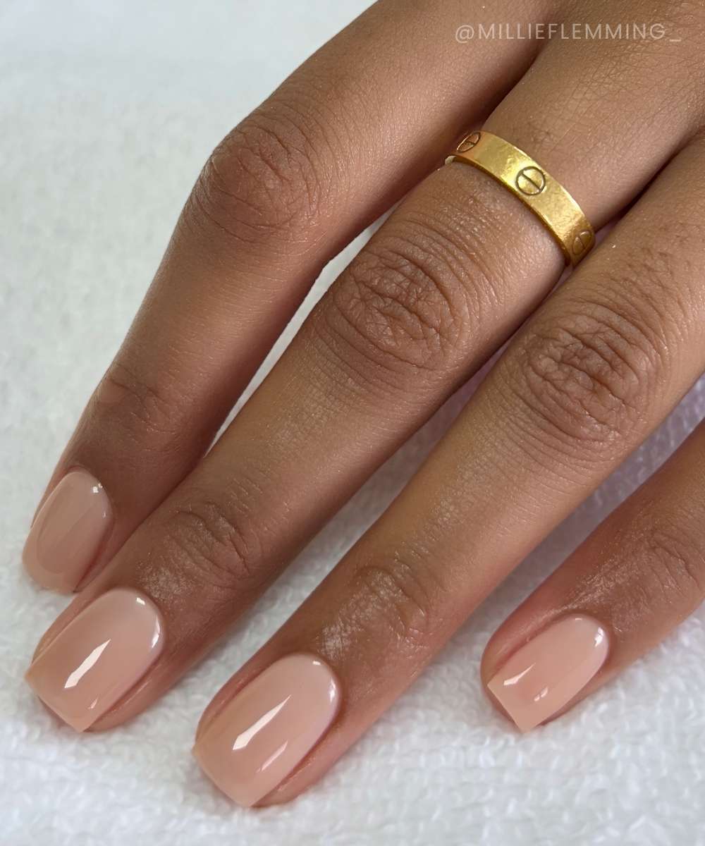 Elegante kurze Nude Manikuere