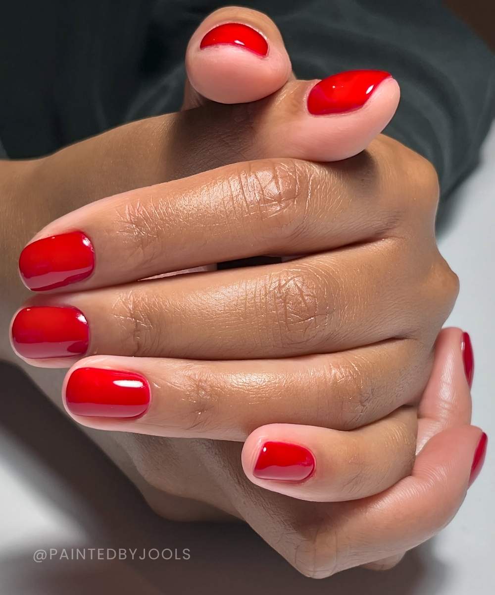 Elegante kurze rote Manikuere