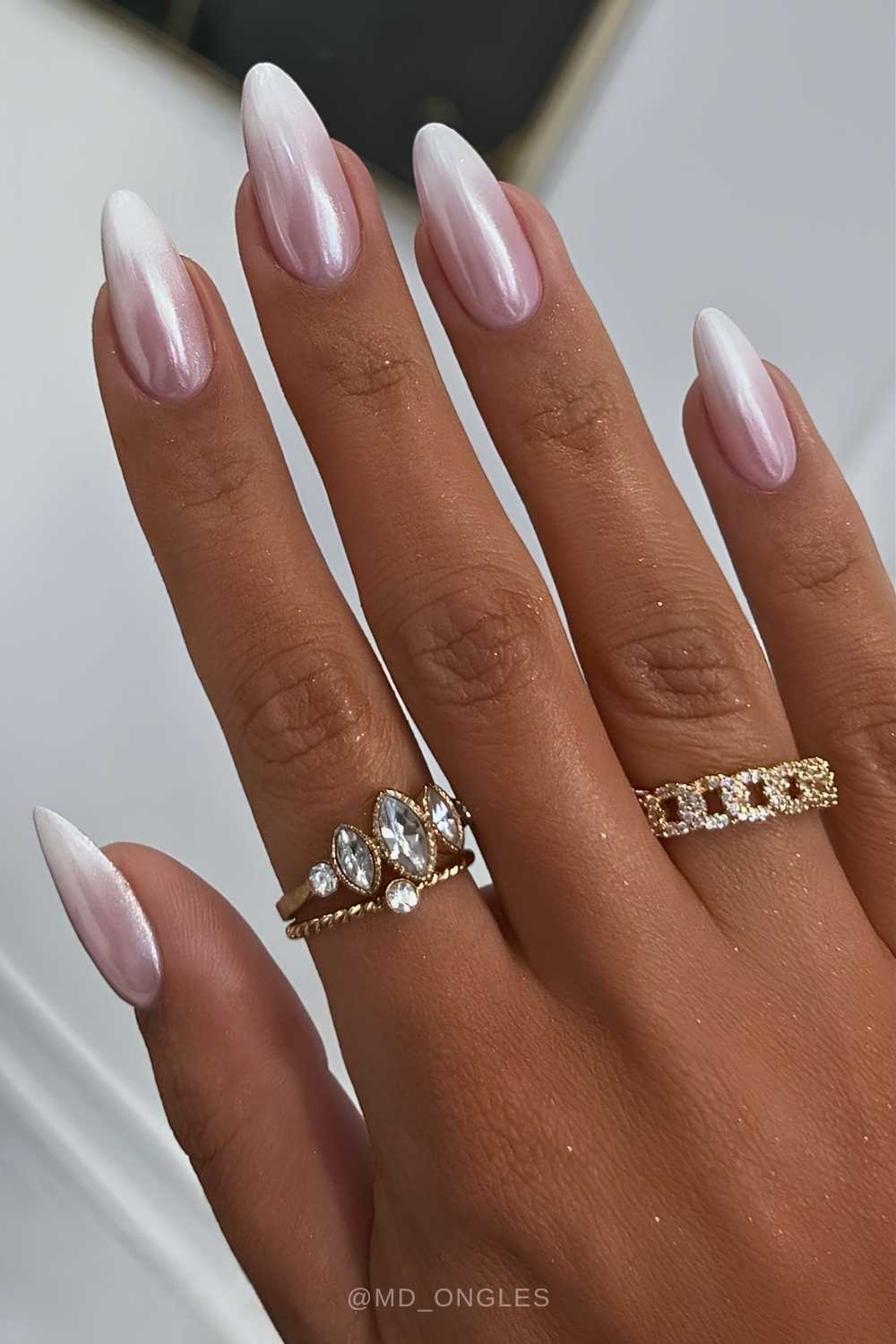 Elegante weisse Ombre Chrome Nails