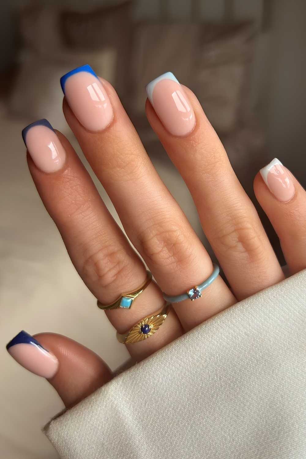 French Tips in verschiedenen Blautoenen