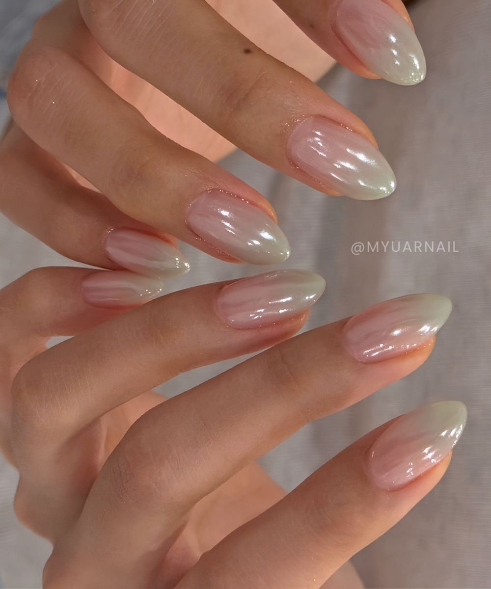 Gedaempfte gruene Chrome Ombre Naegel