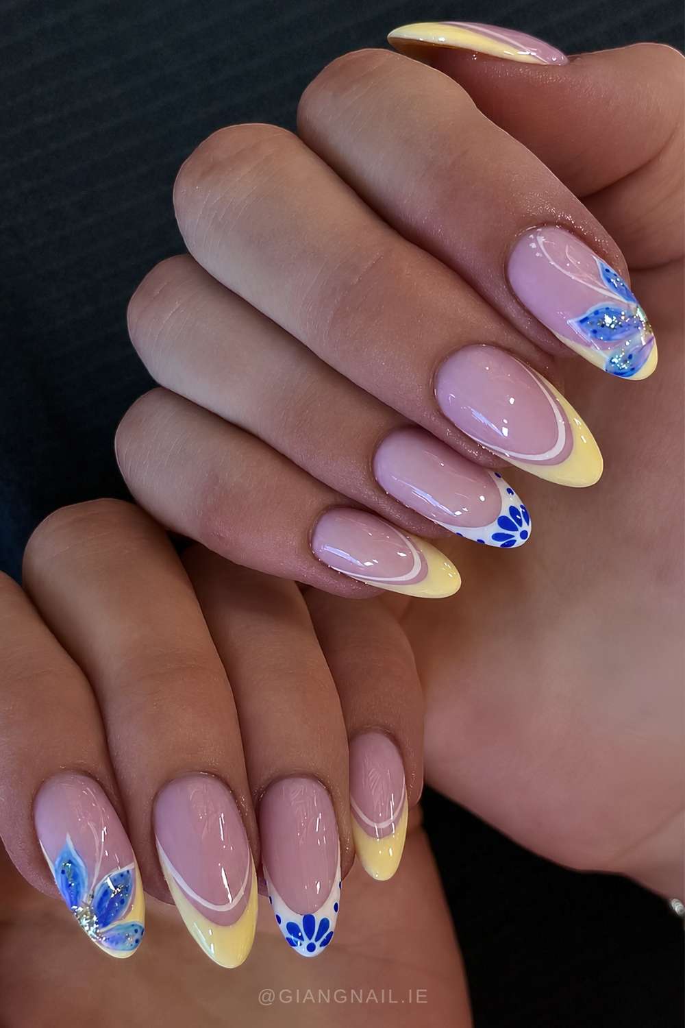 Gelb weisse French Manikuere mit blauen Blumen