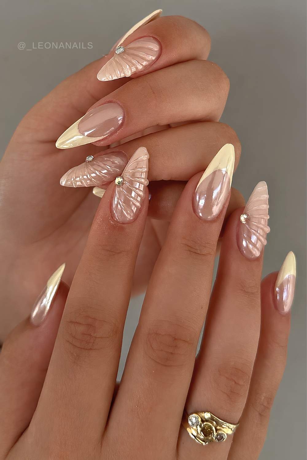 Gelbe Chrome French Manikuere mit Muschel Details