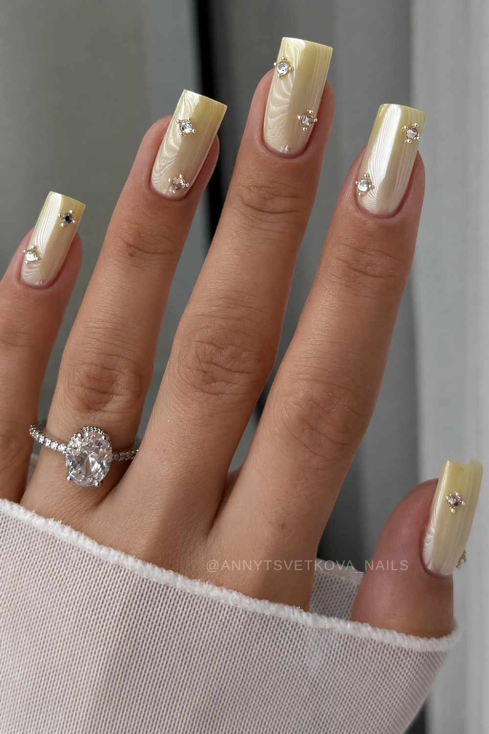 Gelbe Chrome Naegel mit Strass
