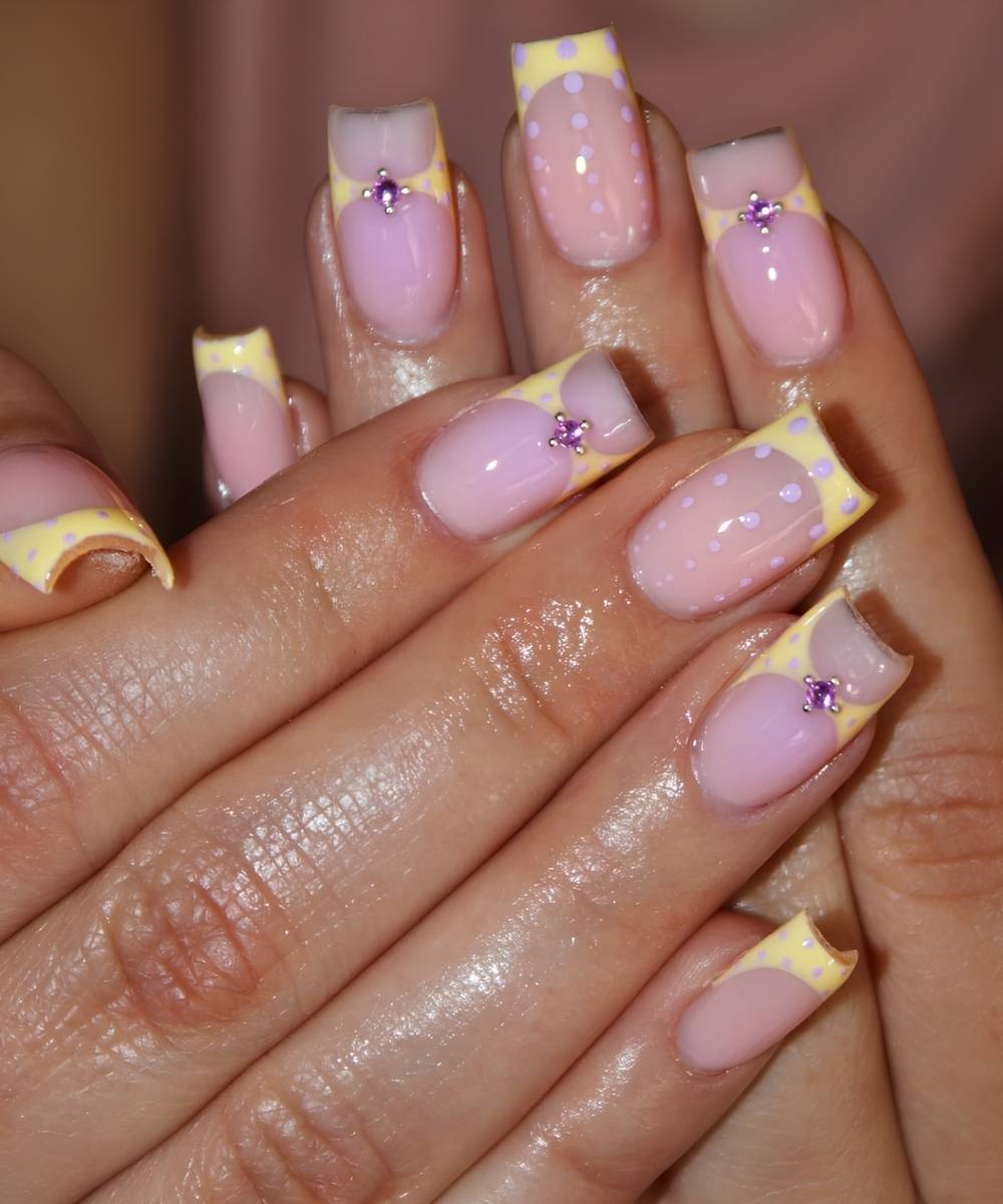 Gelbe French Naegel mit lila Punkten