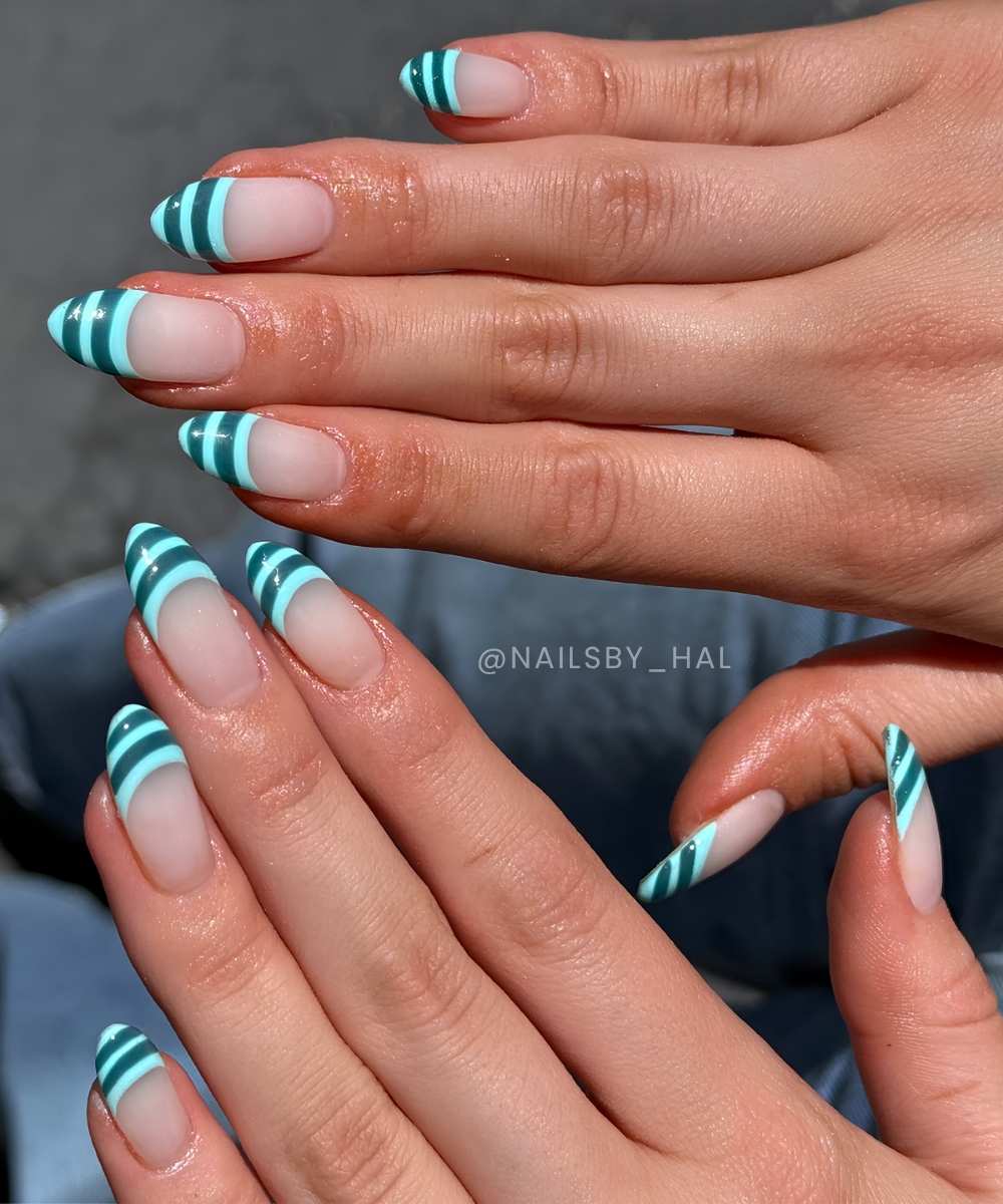 Gestreifte French Naegel in zwei Teal Toenen