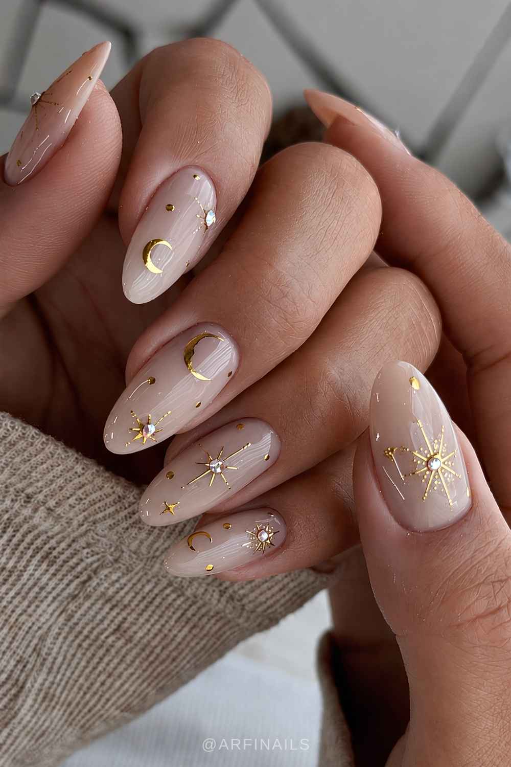 Glaenzende neutrale naegel mit goldenen celestial details