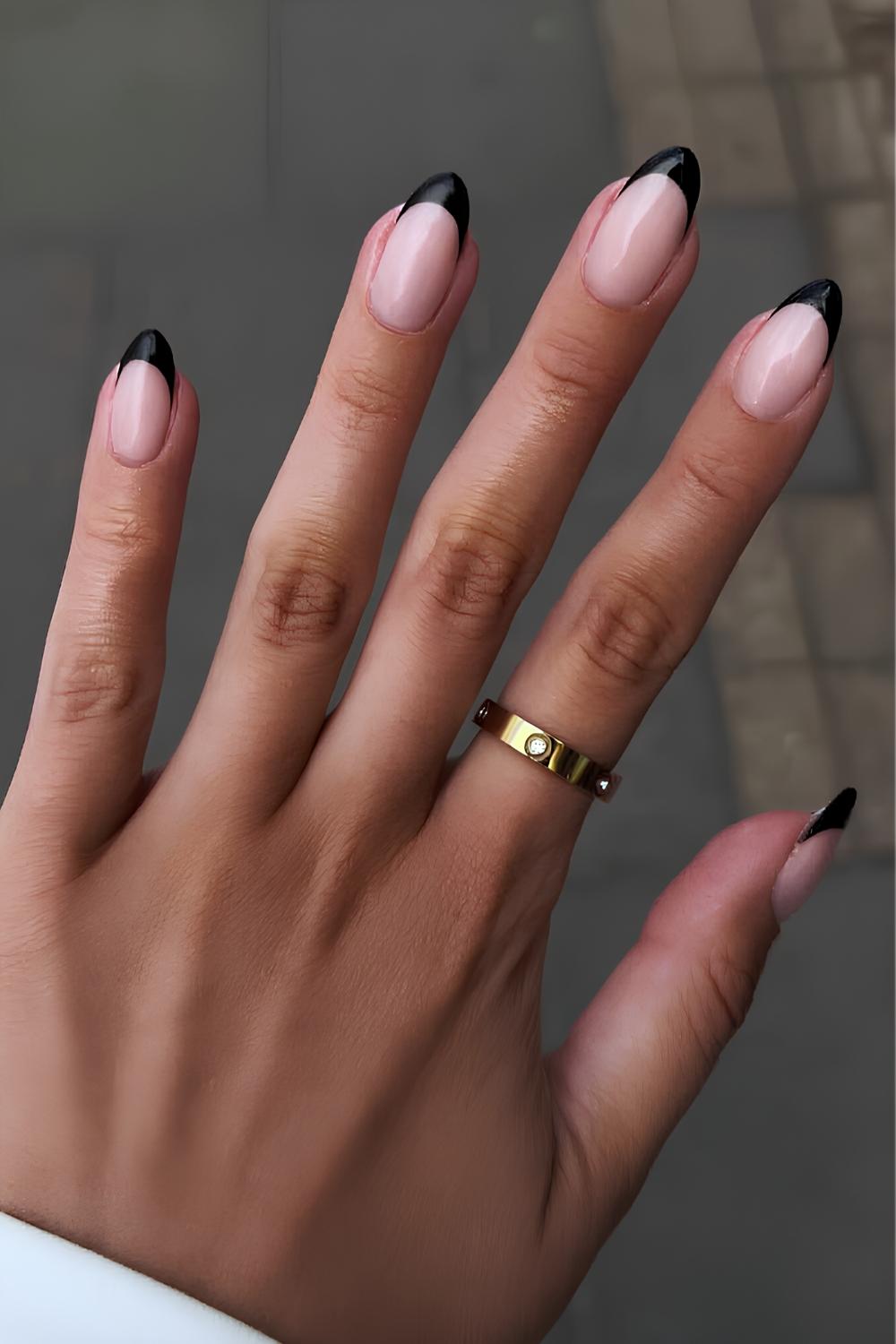 Glaenzende schwarze French Nails