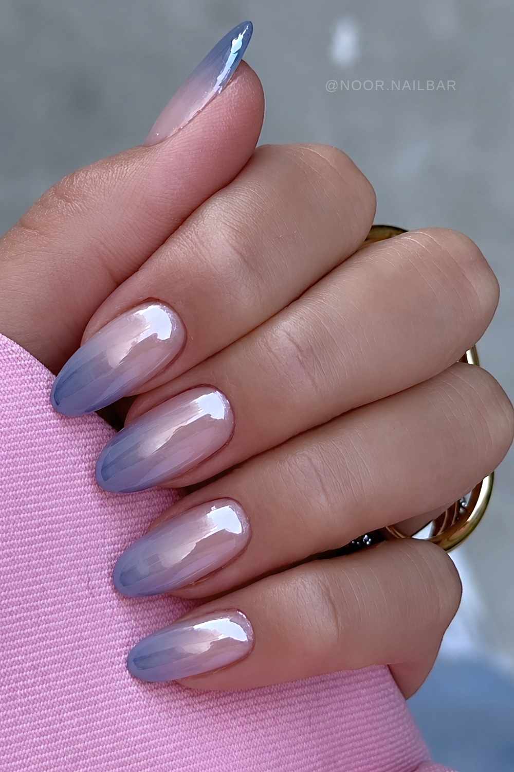 Glasierte dunkelblaue chrome naegel