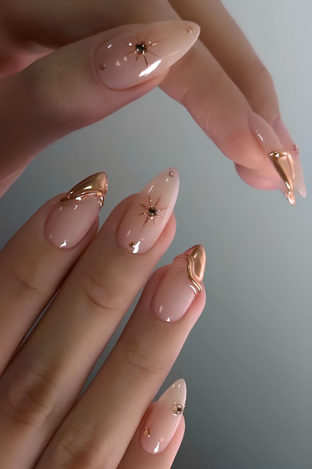 Gold Chrome French Nails mit Himmelsmotiven