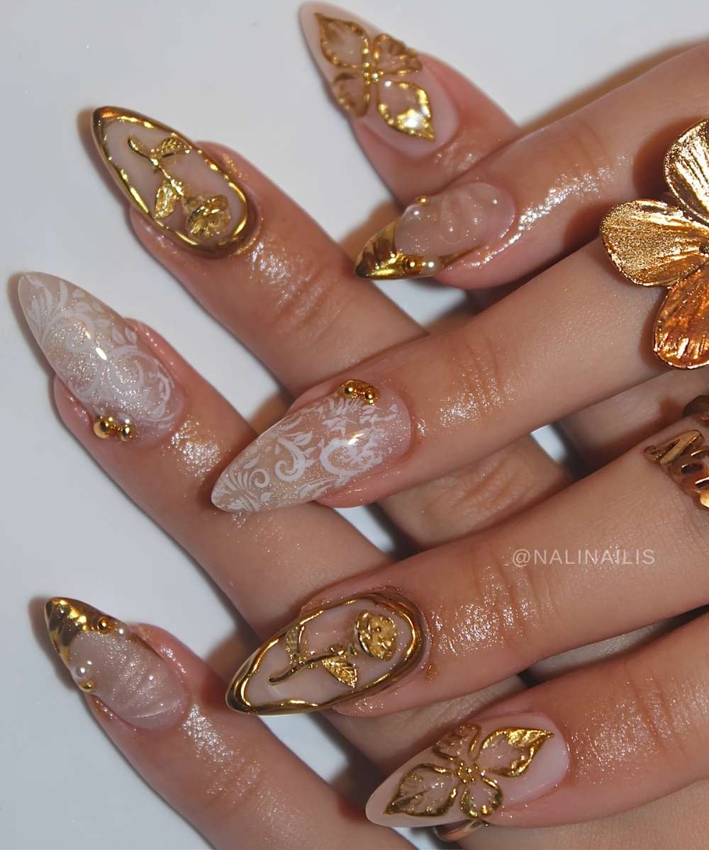 Goldene Naegel mit weisser Spitze und Vintage Blumen