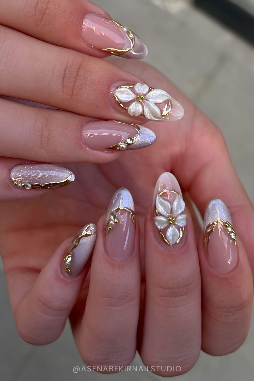 Graue Naegel mit Magneteffekt und Blumenakzent
