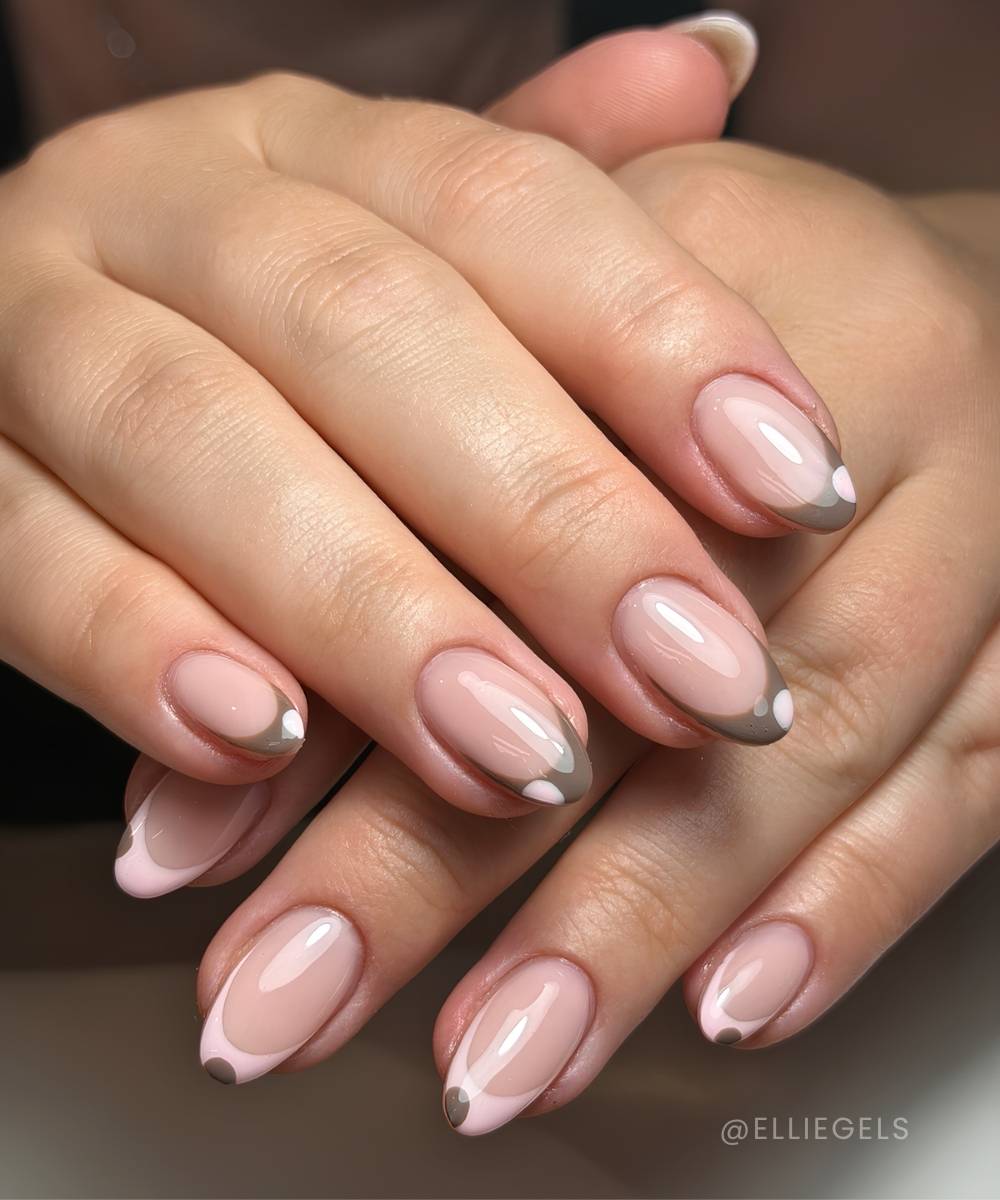 Graue und rosa French Naegel mit Punkten