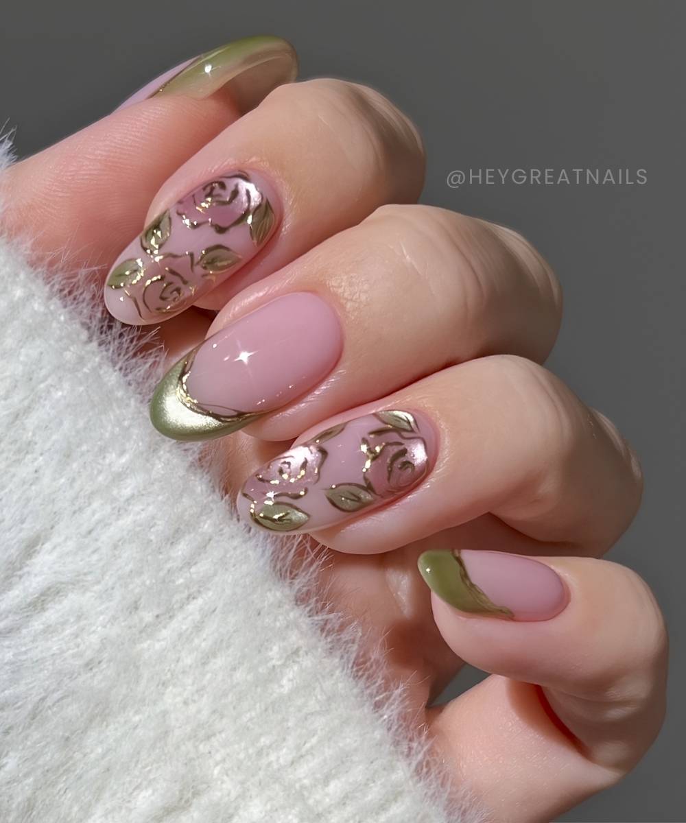 Gruene Cat Eye French Naegel mit pinken Blumen