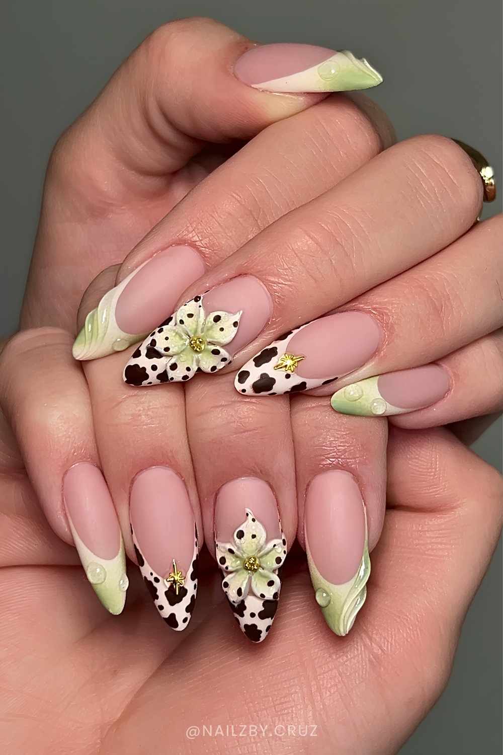Gruene French Naegel mit Kuhmuster und Blumen
