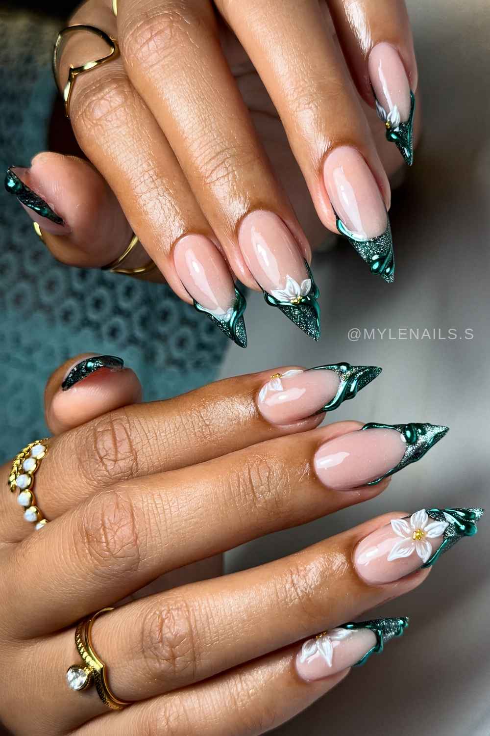 Gruene Velvet French Naegel mit 3D Blumen und Swirls
