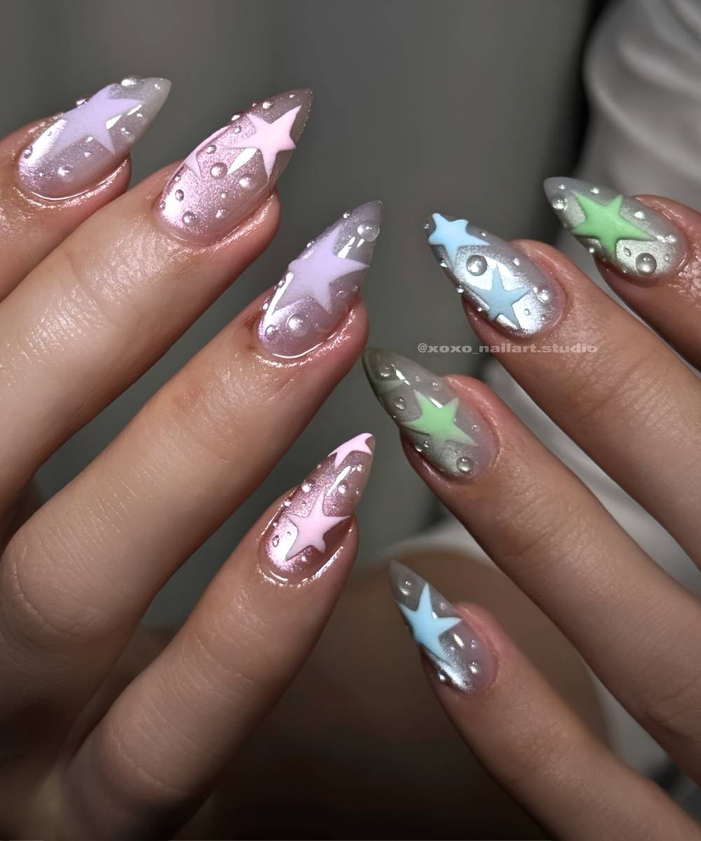 Gruene pinke Cat Eye Naegel mit Sternen und Tautropfen