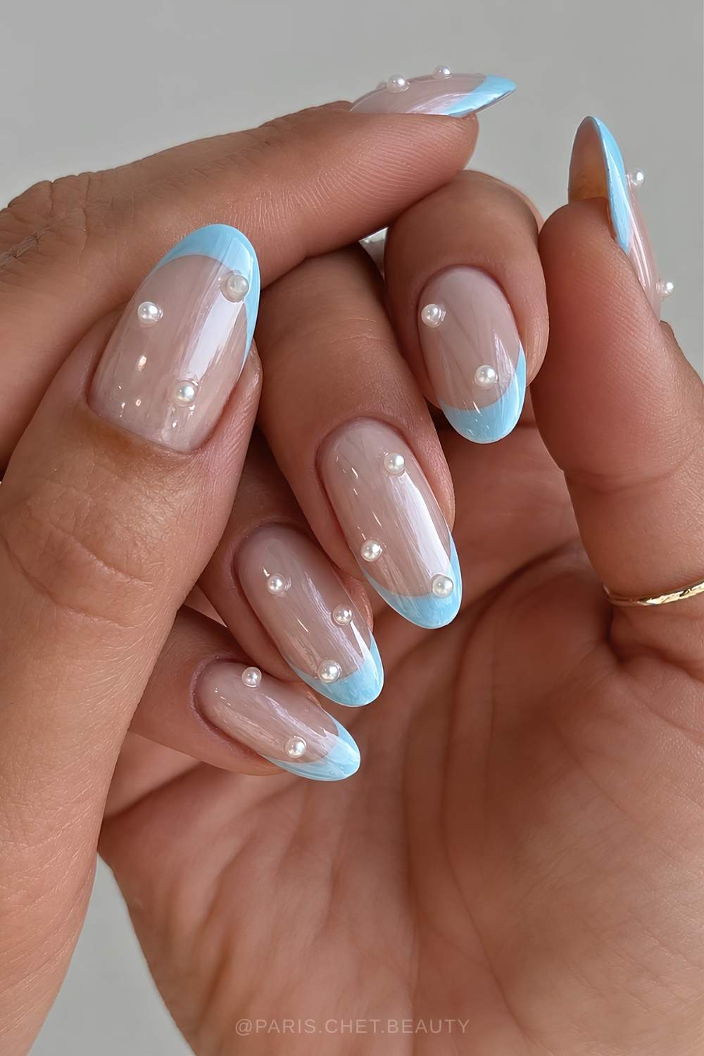 Hellblaue chrome french naegel mit perlen