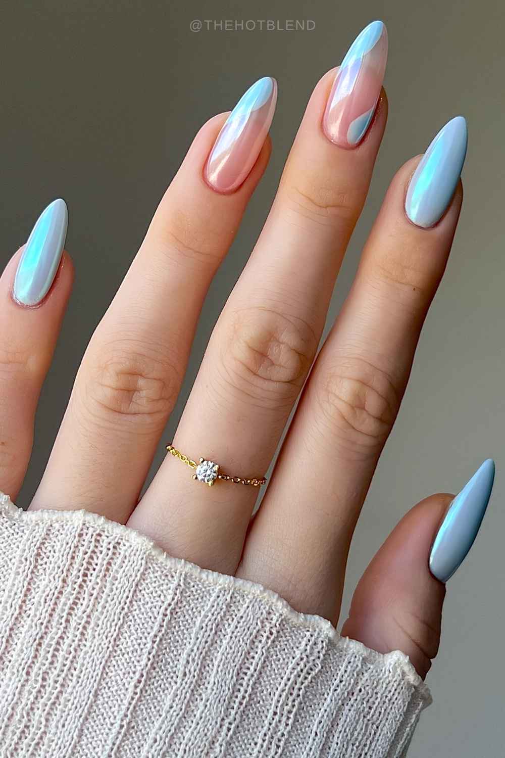Hellblaue chrome naegel mit negative space