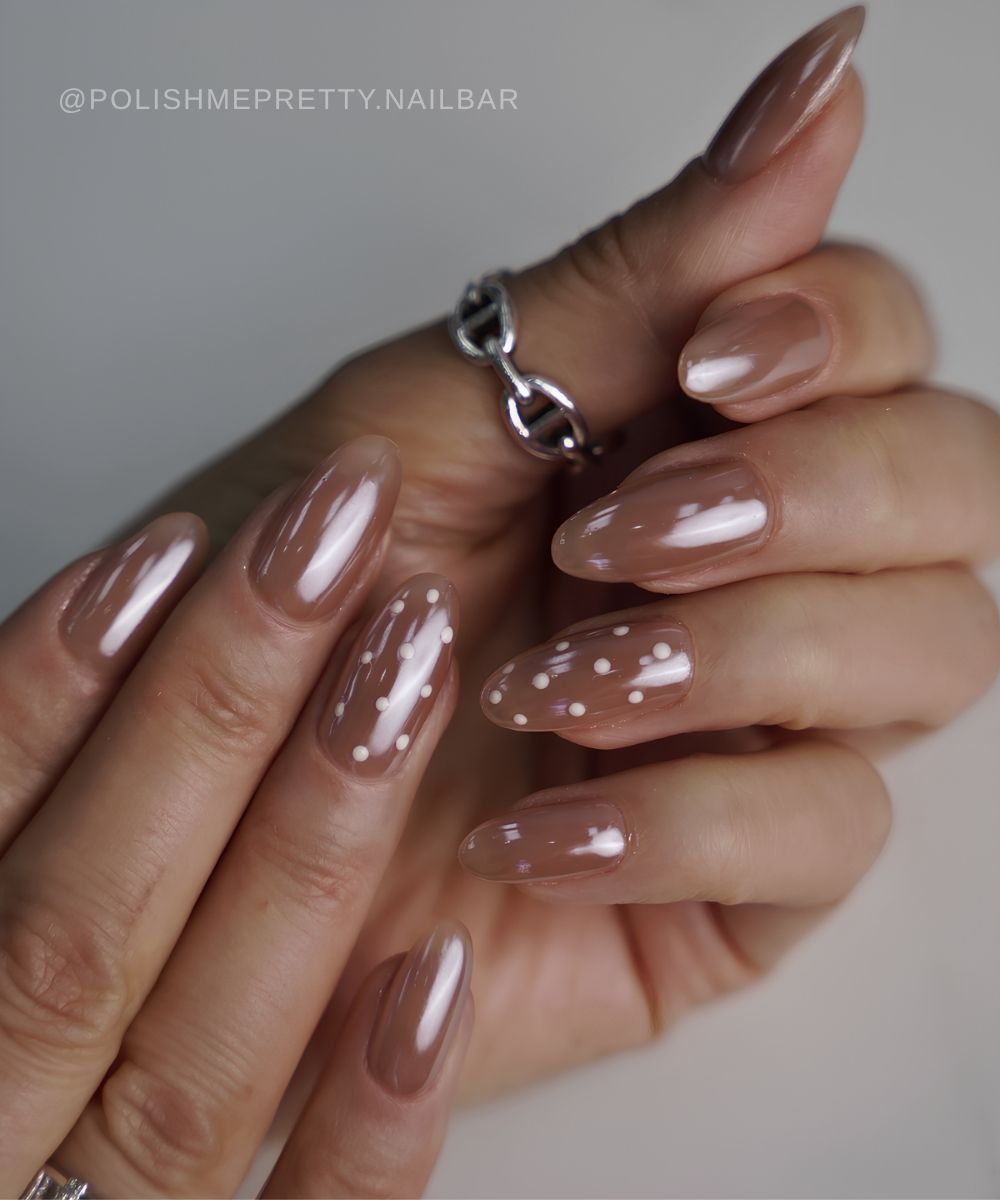 Hellbraune Chrome Nails mit Punkten