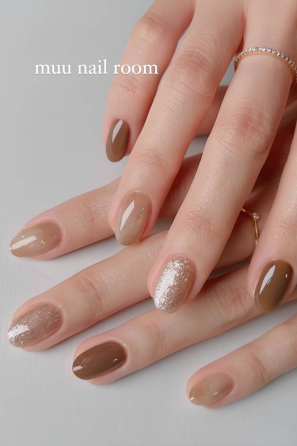 Hellbraune Naegel mit Glitzerakzent