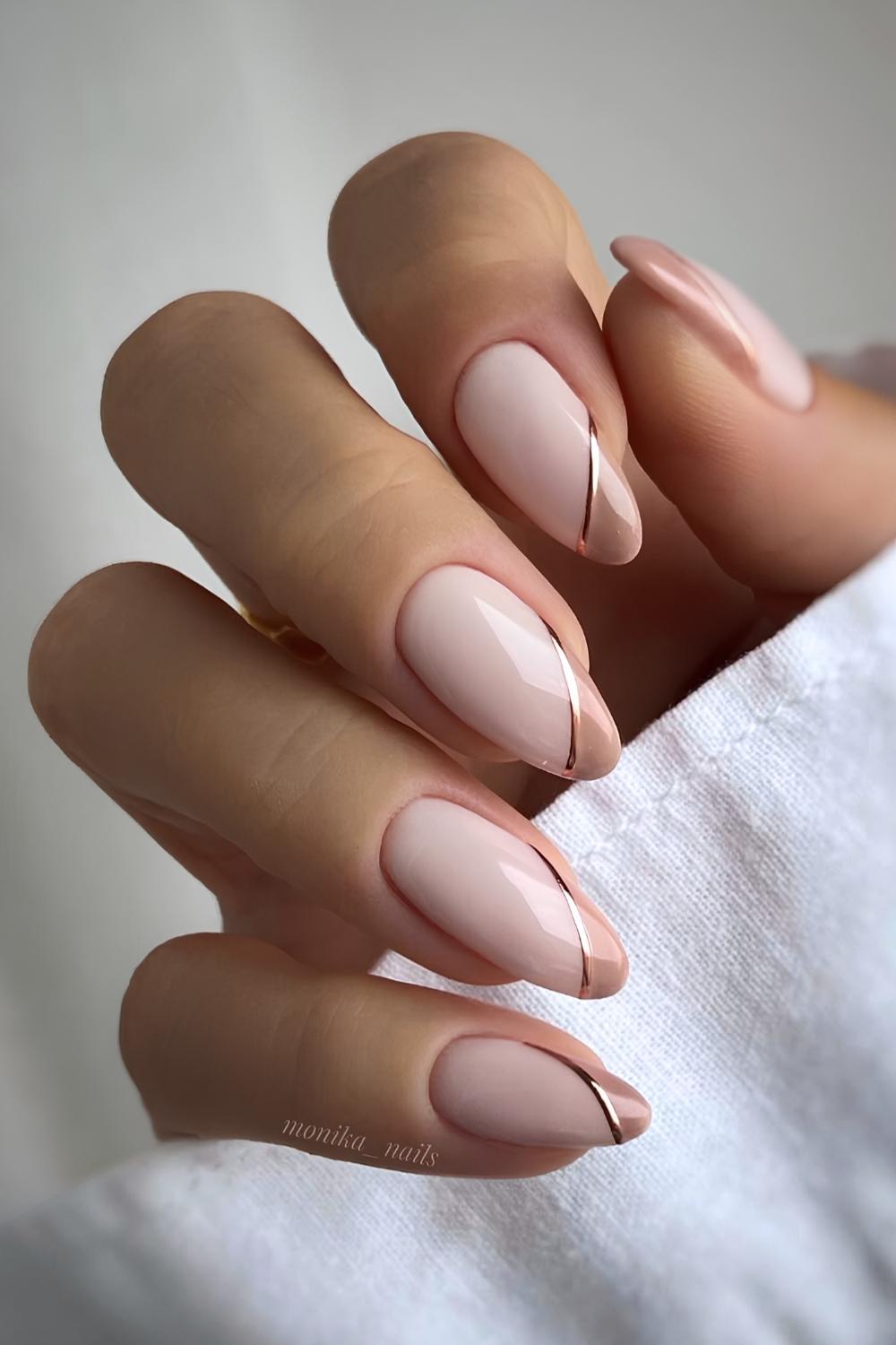 Hellbraune seitliche French Nails mit Gold