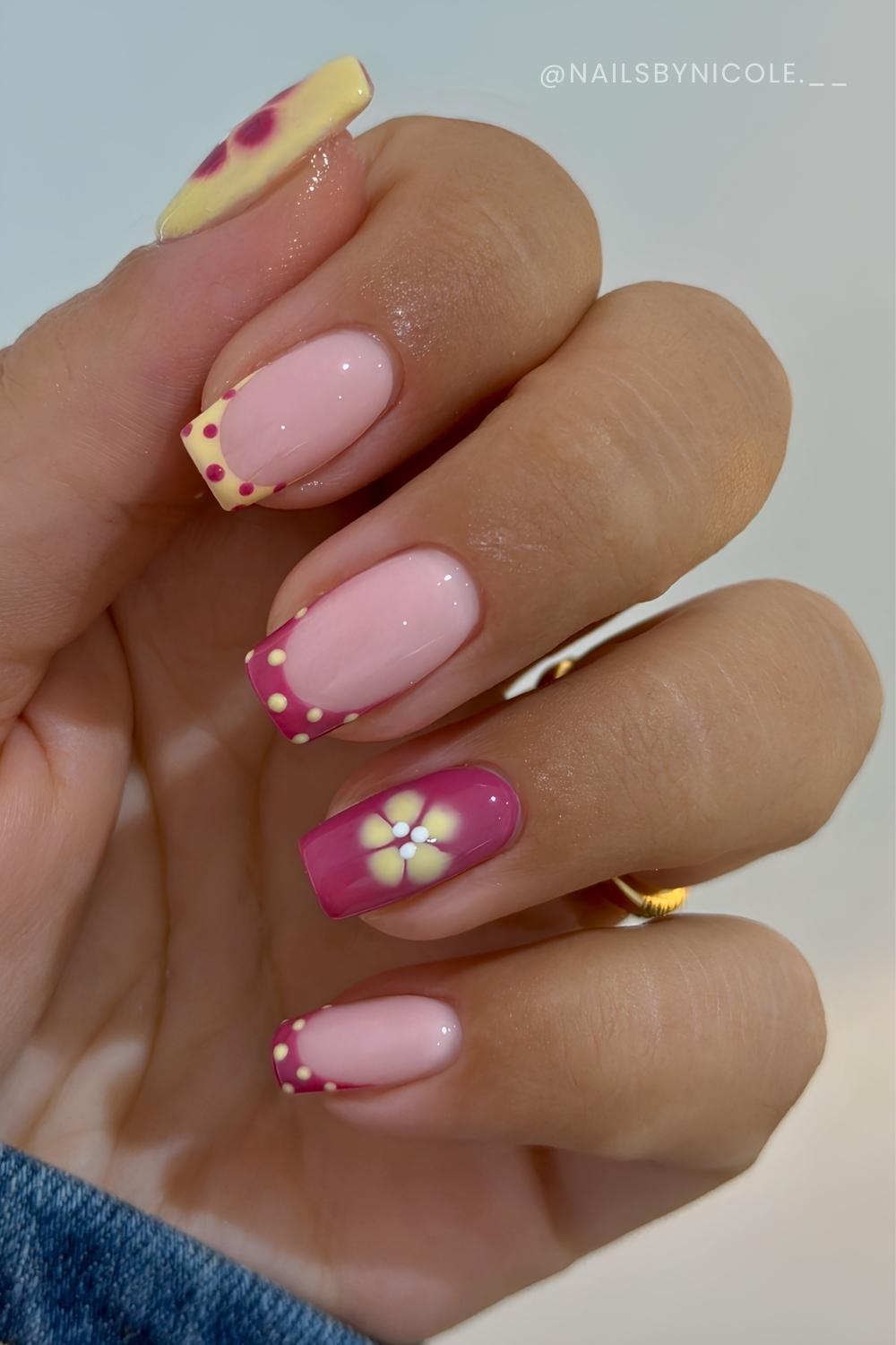 Himbeerrosa und gelbe Manikuere mit Punkten und Blumen