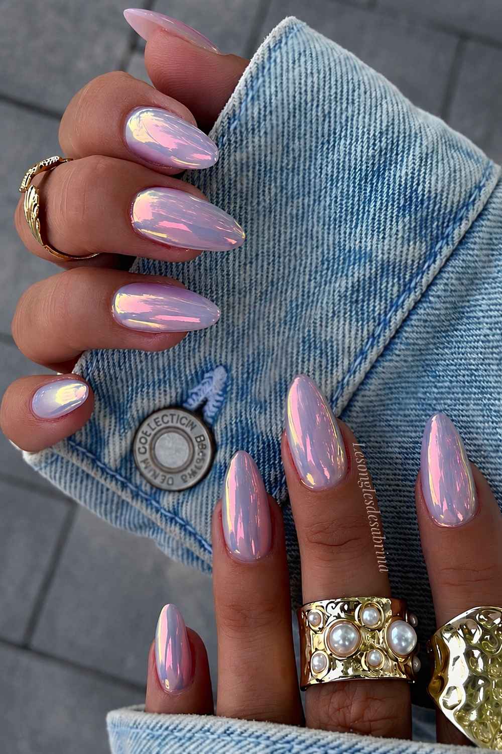 Irisierende rosa chrome manikuere