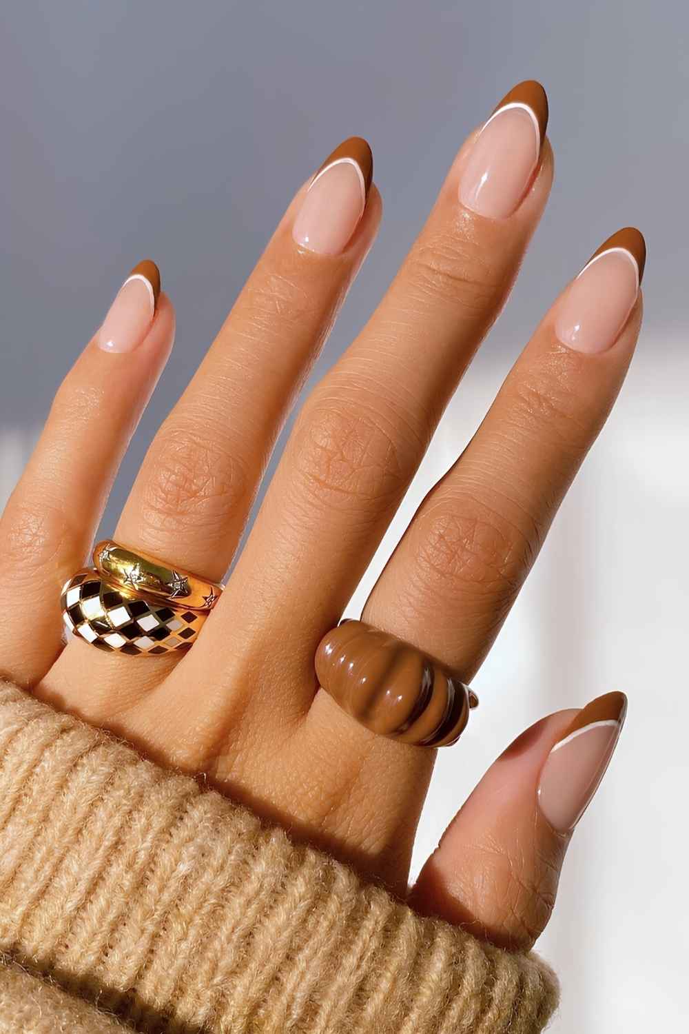 Karamellbraune French Nails mit weisser Kontur