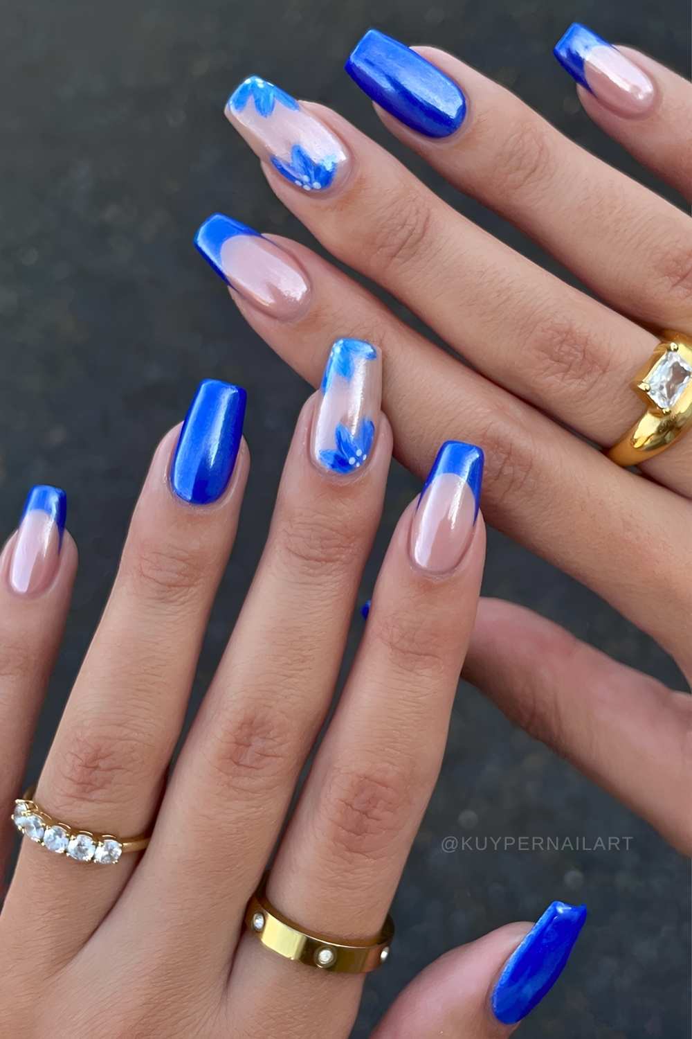 Kobaltblaue chrome naegel mit blumen