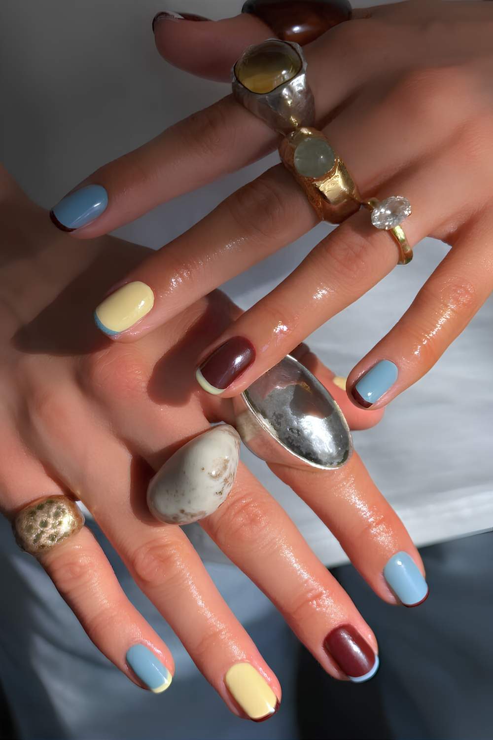 Kurze French Mani in Braun Blau und Gelb