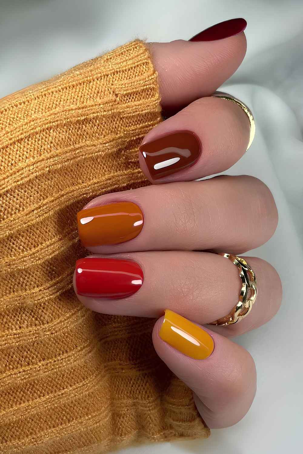 Kurze Herbstnaegel in Orange und Rot
