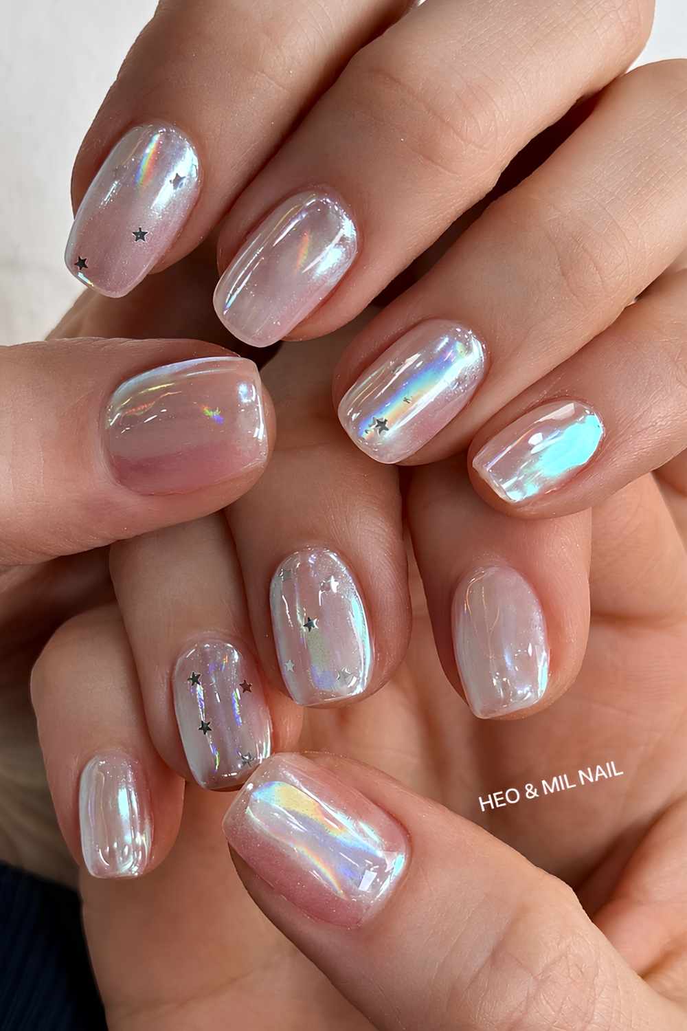 Kurze aurora chrome naegel mit mini sternen