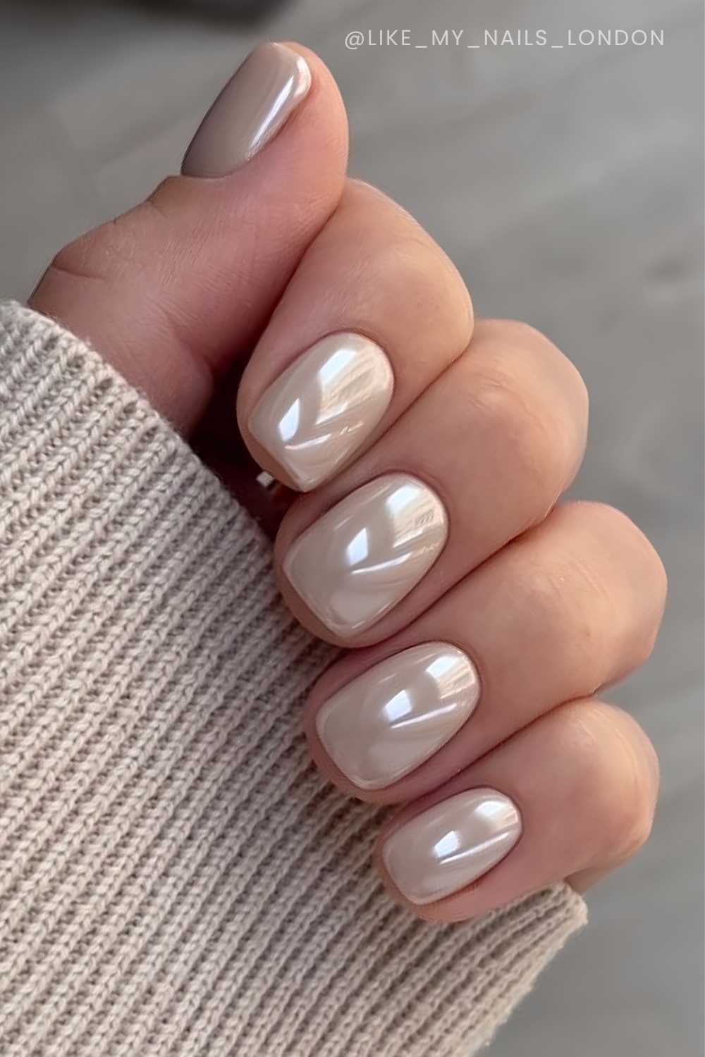 Kurze beige Chrome Nails