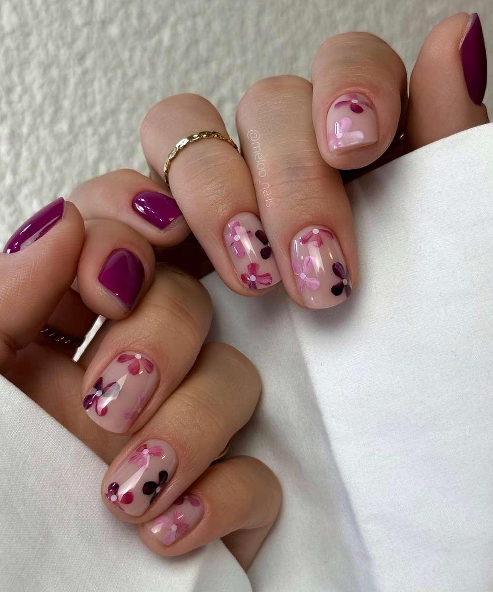 Kurze dunkle Mauve Naegel mit Blumen