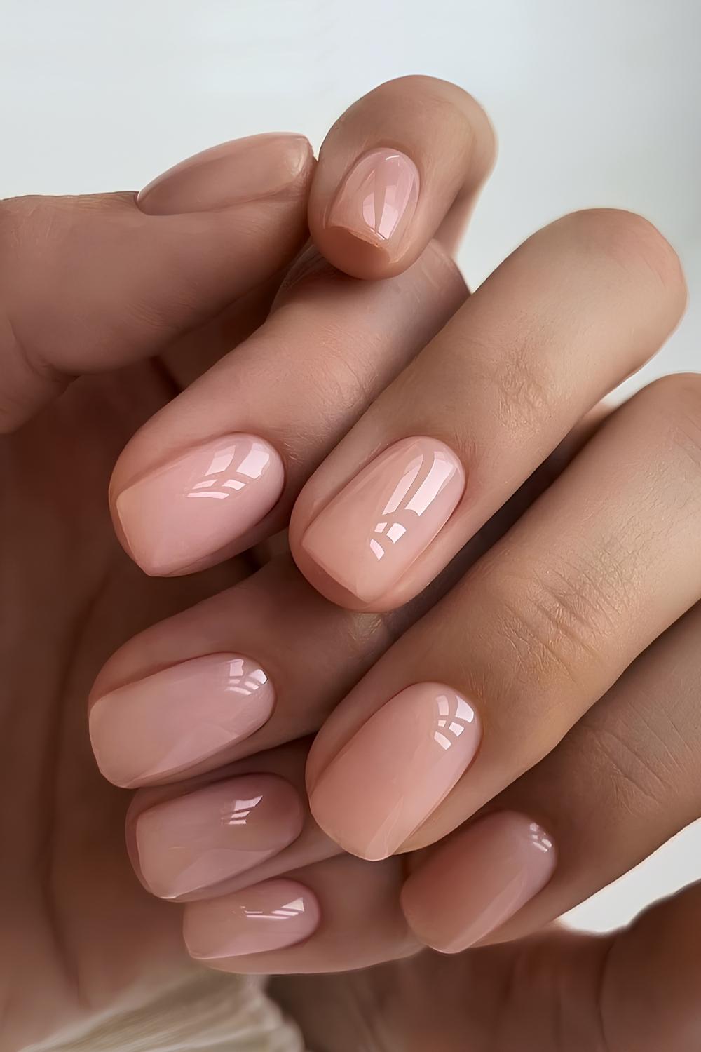 Kurze glaenzende Nude Manikuere