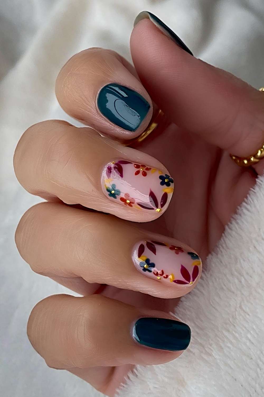 Kurze gruene Naegel mit erdigen Blumen