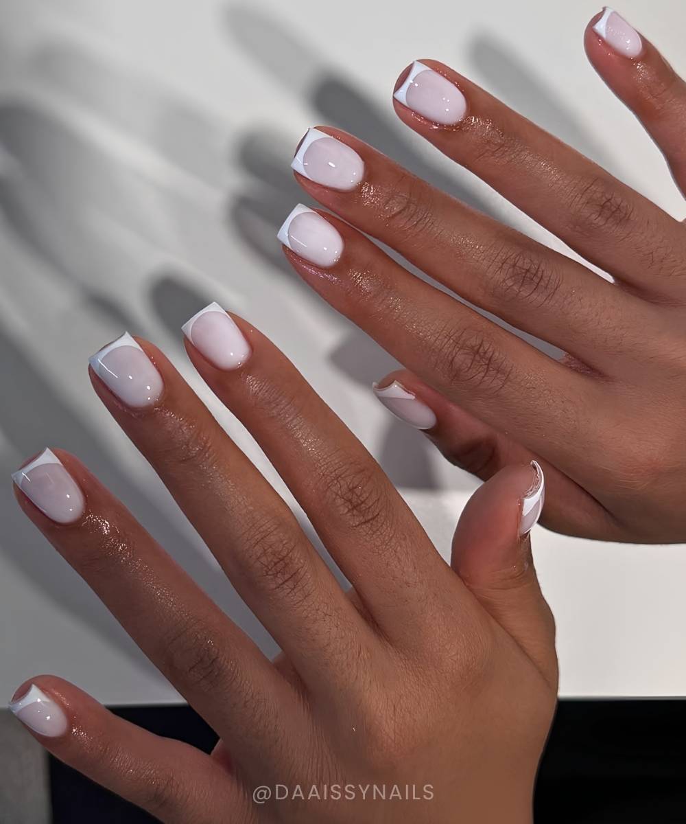 Kurze milchige Naegel mit weissen Micro French Tips