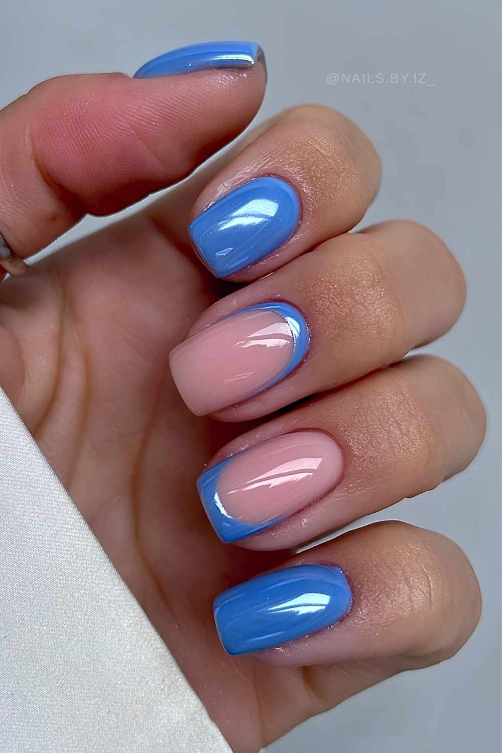 Kurze mittelblaue chrome naegel