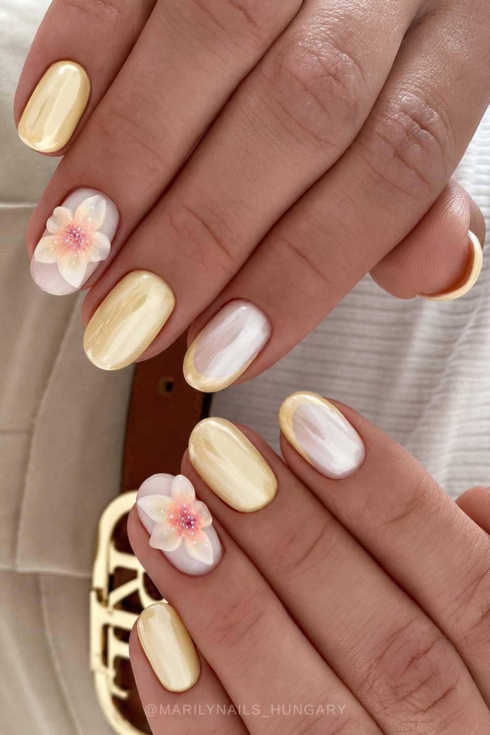 Kurze pastellgelbe Chrome Naegel mit Blumen