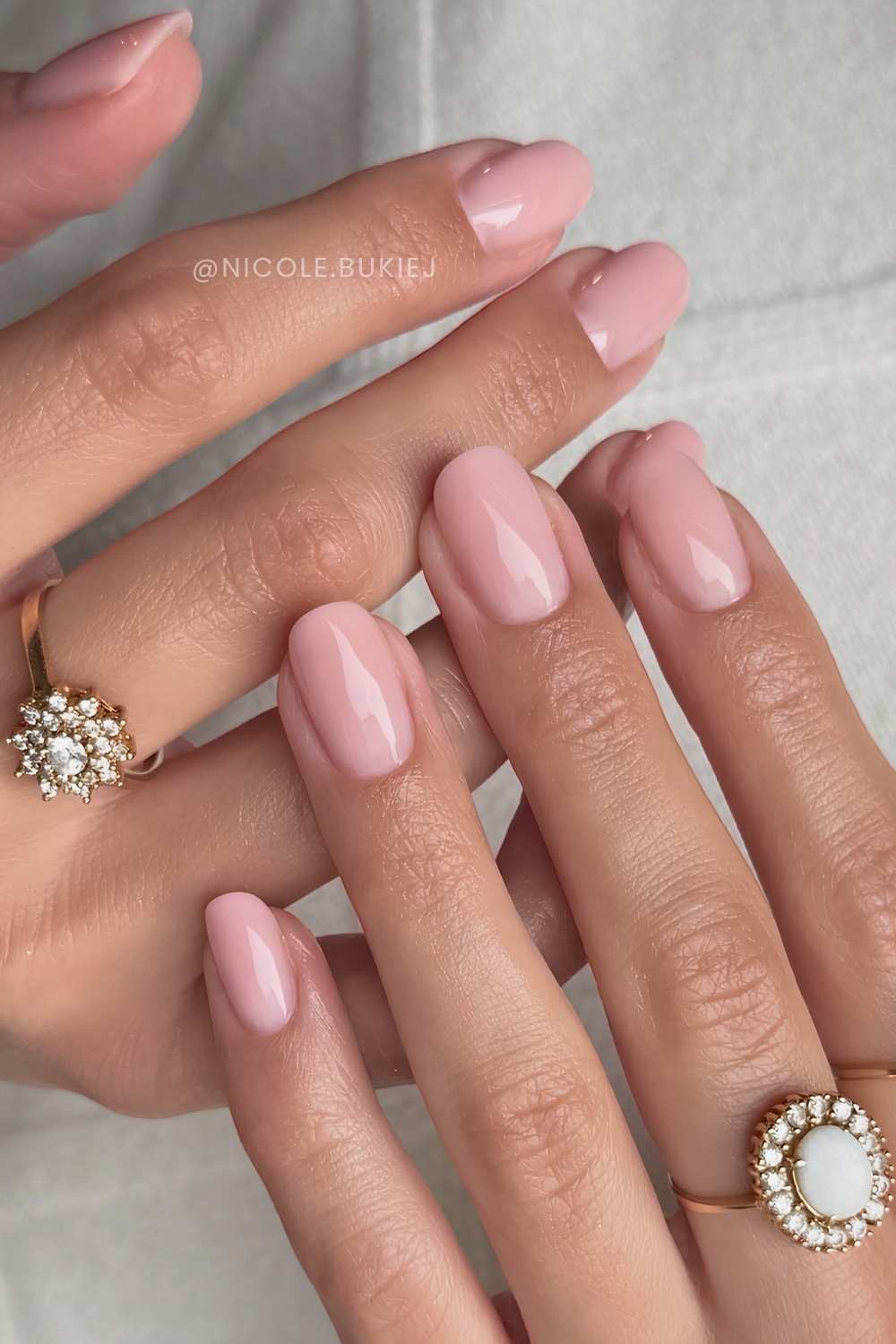 Kurze runde milchig rosa Naegel