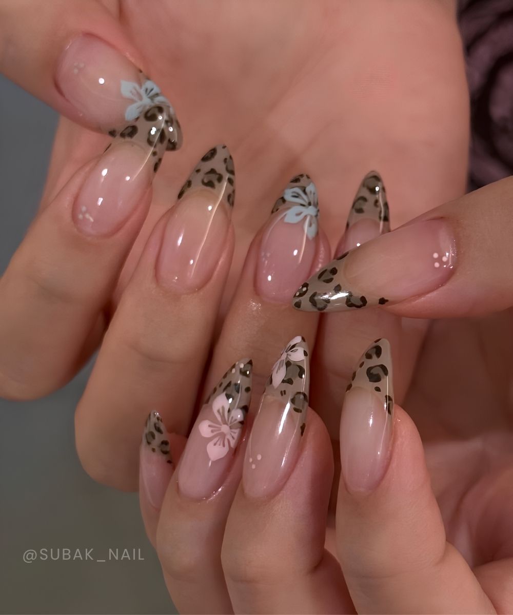 Leopard French Naegel mit rosa und blauen Blumen