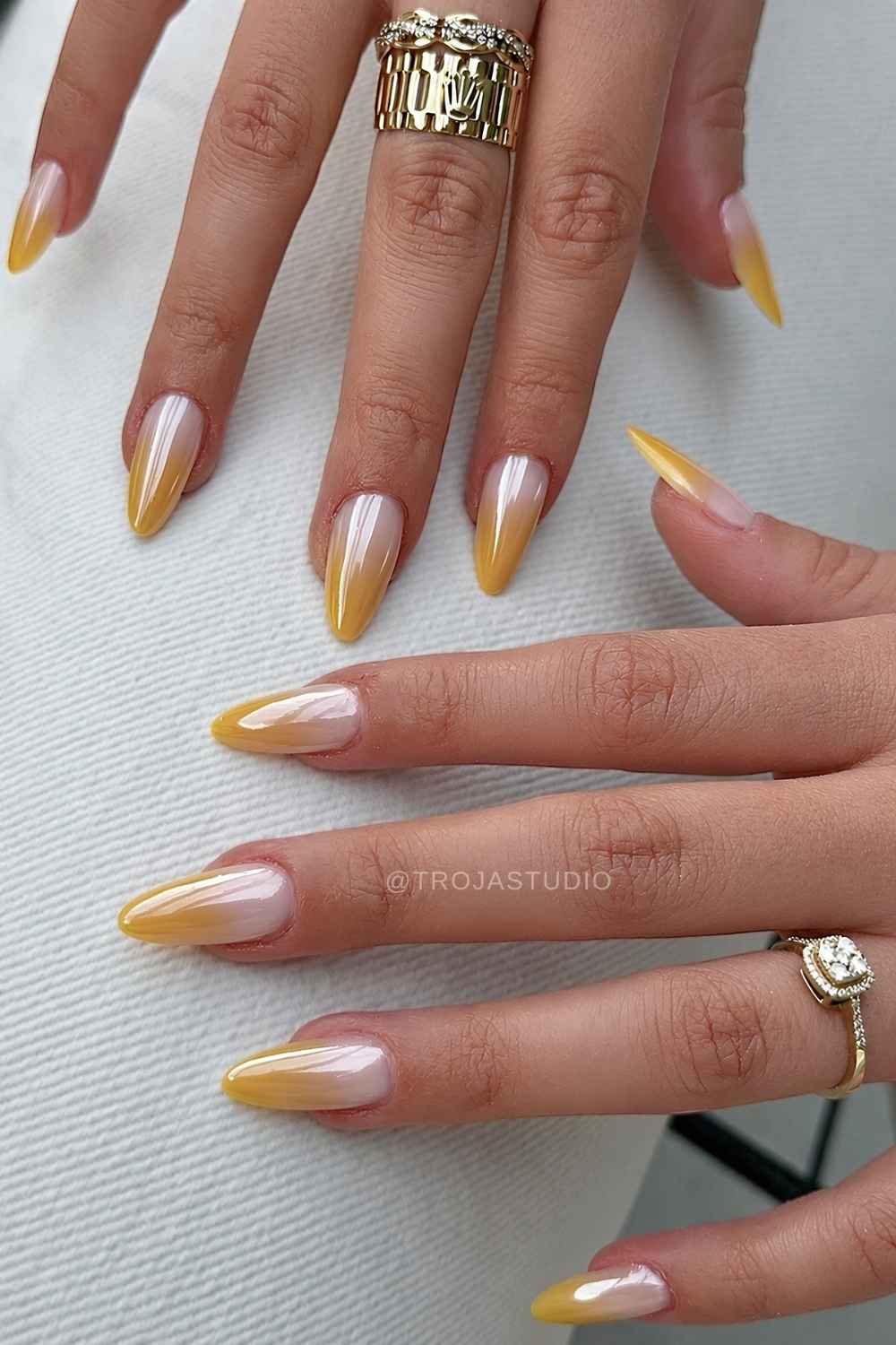 Leuchtende gelbe Chrome Ombre Naegel